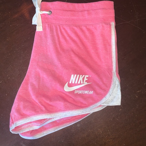 🌺$19 OFF RETAIL 🌺CLOSET CLOSING EVERYTHING MUST GO 🌺NWT NIKE VINTAGE SHORTS🌺 - Picture 3 of 7